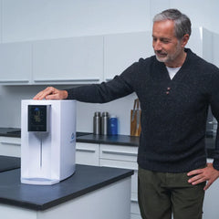 Arktisquelle Wasserfilter Auftisch Osmoseanlage in der Küche von Mann bestaunt