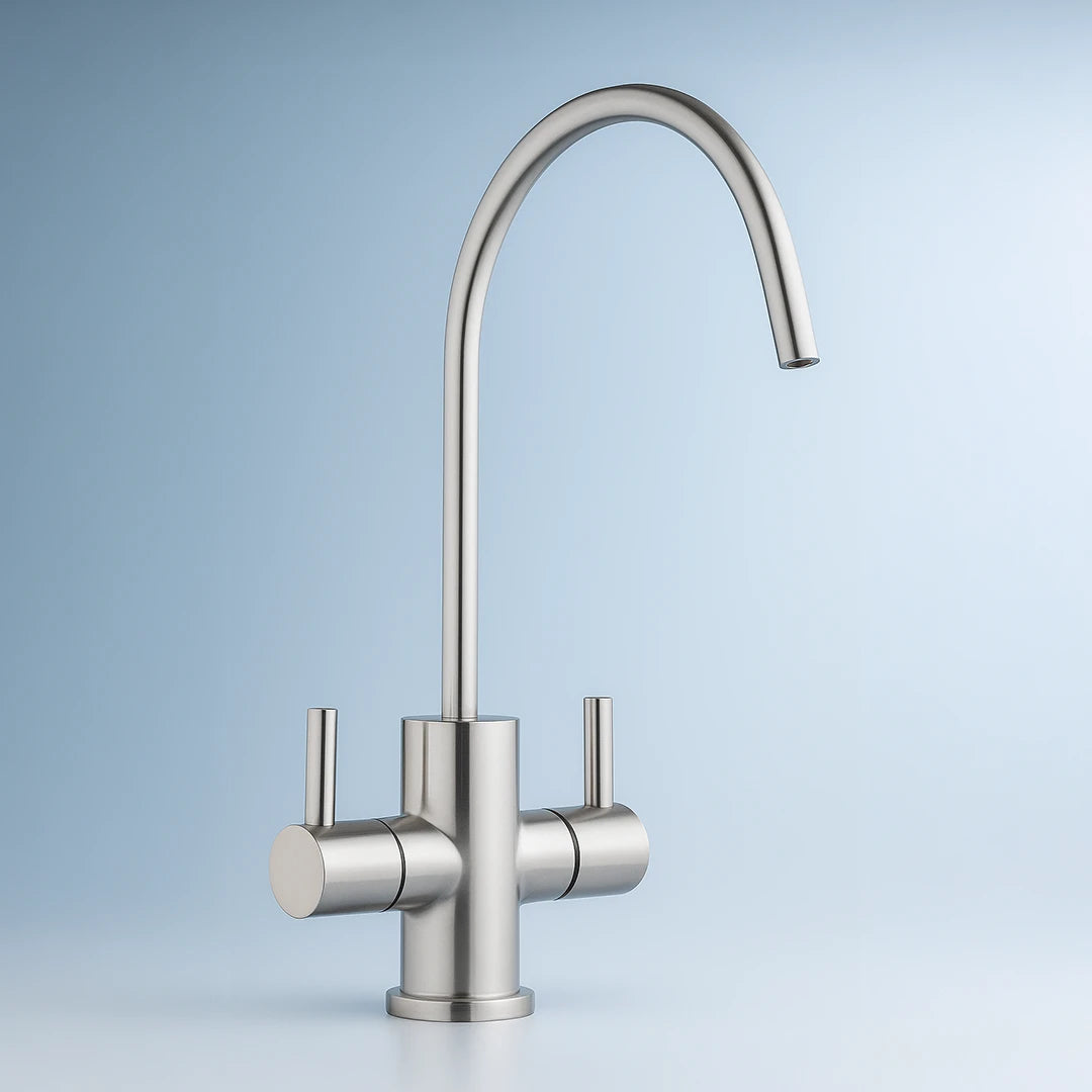 Der Atlantis 2 Wege Wasserhahn aus Edelstahl von misterwater: Auf blauem Hintergrund