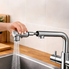 VIZIO 3 Wege Wasserhahn mit ausziehbarer Brause aus Edelstahl: Modell VZFX015000 Brause in Nutzung