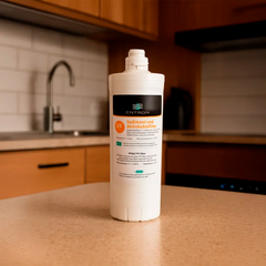 Der Ersatzfilter Sediment- und Aktivkohlefilter für die Entron F-Serie - stehend in einer warmen Küche