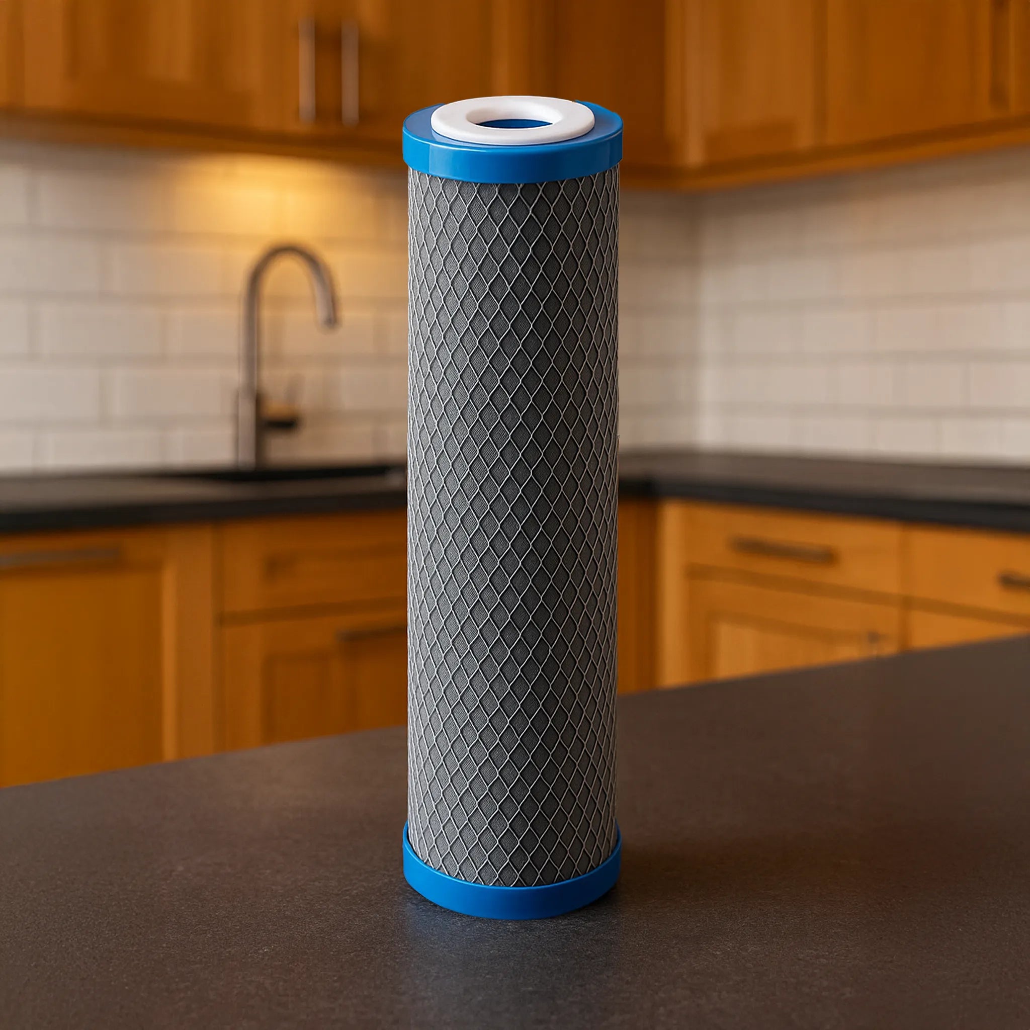 Der Ersatzfilter für den Evodrink von Evodrop - Aktvkohlefilter stehend auf Tischplatte in Küche mit Holzoptik