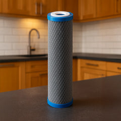 Der Ersatzfilter für den Evodrink von Evodrop - Aktvkohlefilter stehend auf Tischplatte in Küche mit Holzoptik