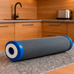 Ersatzfilter für EvoSorb Wasserfilteranlage  von Evodrop präsentiert auf Granitplatte in Küche