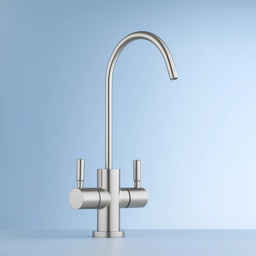 Der EW 211 2 Wege Wasserhahn aus Edelstahl von Evodrop: Auf blauem Hintergrund