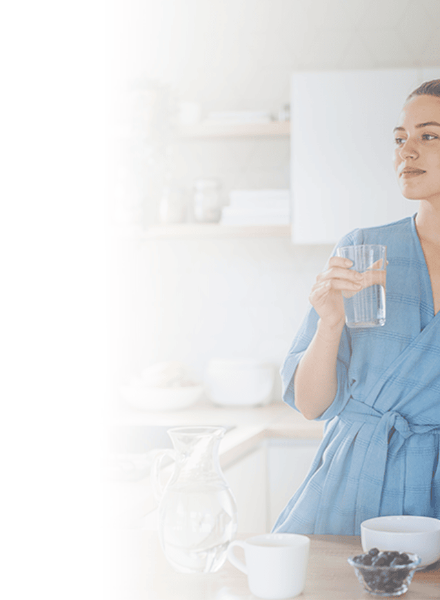 Gesunde Frau trinkt Wasser