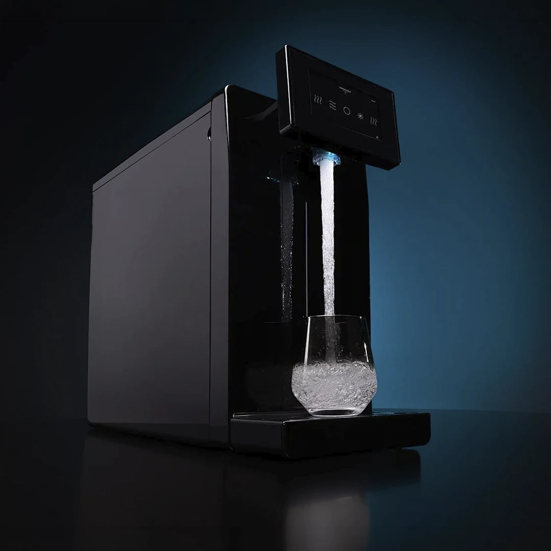 Der Frizz On Wasserfilter von Jomi: Schwarze Auftisch Osmoseanlage mit Sprudelfunktion - Sprudel ins Wasserglas