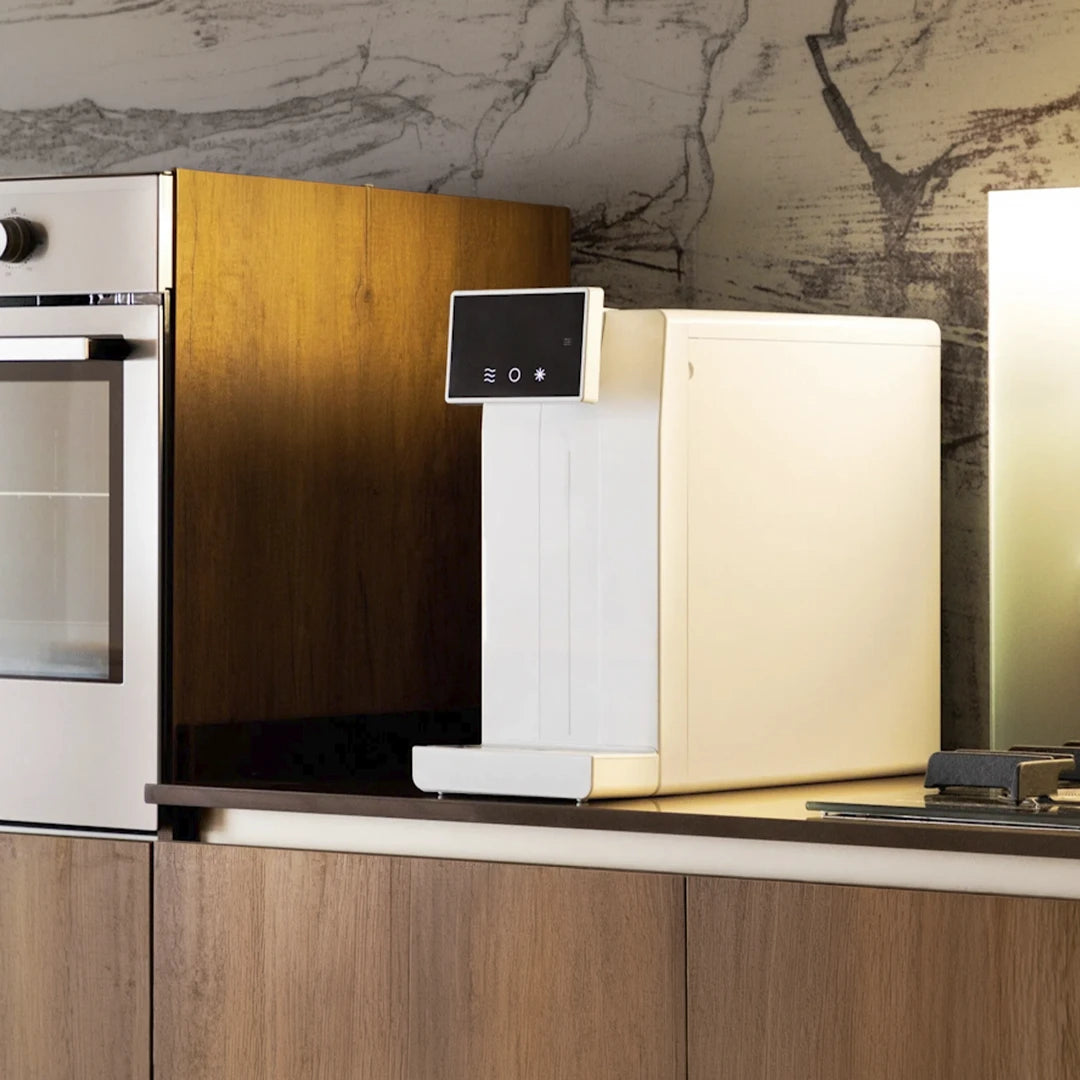 Der Frizz On Wasserfilter von Jomi: Weiße Auftisch Osmoseanlage mit Wassersprudler - in der Küche