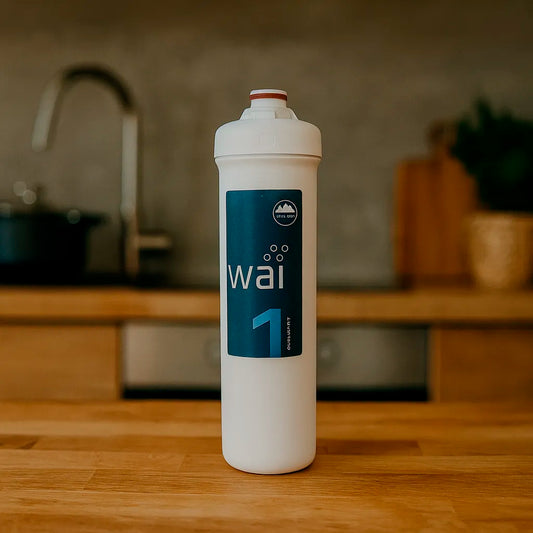 Osmose Ersatzfilter Stufe 1 Maunawai Grundfilter für das PiConnect wai Unterbau-Filtersystem - stehend in warmer Küche