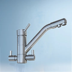 Der Vierwegehahn PRISMA von misterwater - für Osmoseanlagen und Wasserfilter: Auf blauem Hintergrund