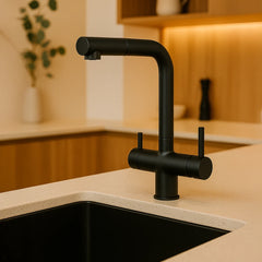 Der Vierwegehahn EW 416 in Schwarz von Evodrop  mit ausziehbarer Brause für Osmoseanlagen und Wasserfilter: In einer Küche