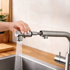 VIZIO 3 Wege Wasserhahn mit ausziehbarer Brause aus Edelstahl gebürstet: Modell VZFX015080 Brause in Nutzung