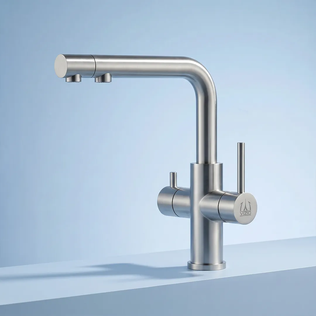 VIZIO 3 Wege Wasserhahn mit ausziehbarer Brause aus Edelstahl gebürstet: Modell VZFX015080 auf blauem Hintergrund