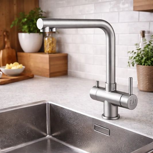 Der 3 Wege Wasserhahn aus Edelstahl von Vizio für Wasserfilter und Osmoseanlagen: Modell VZFX011180 installiert in einer Küche